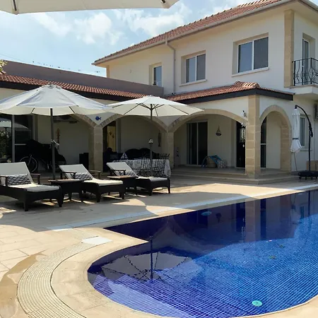 Casa Santos Kyrenia Вилла Кирения